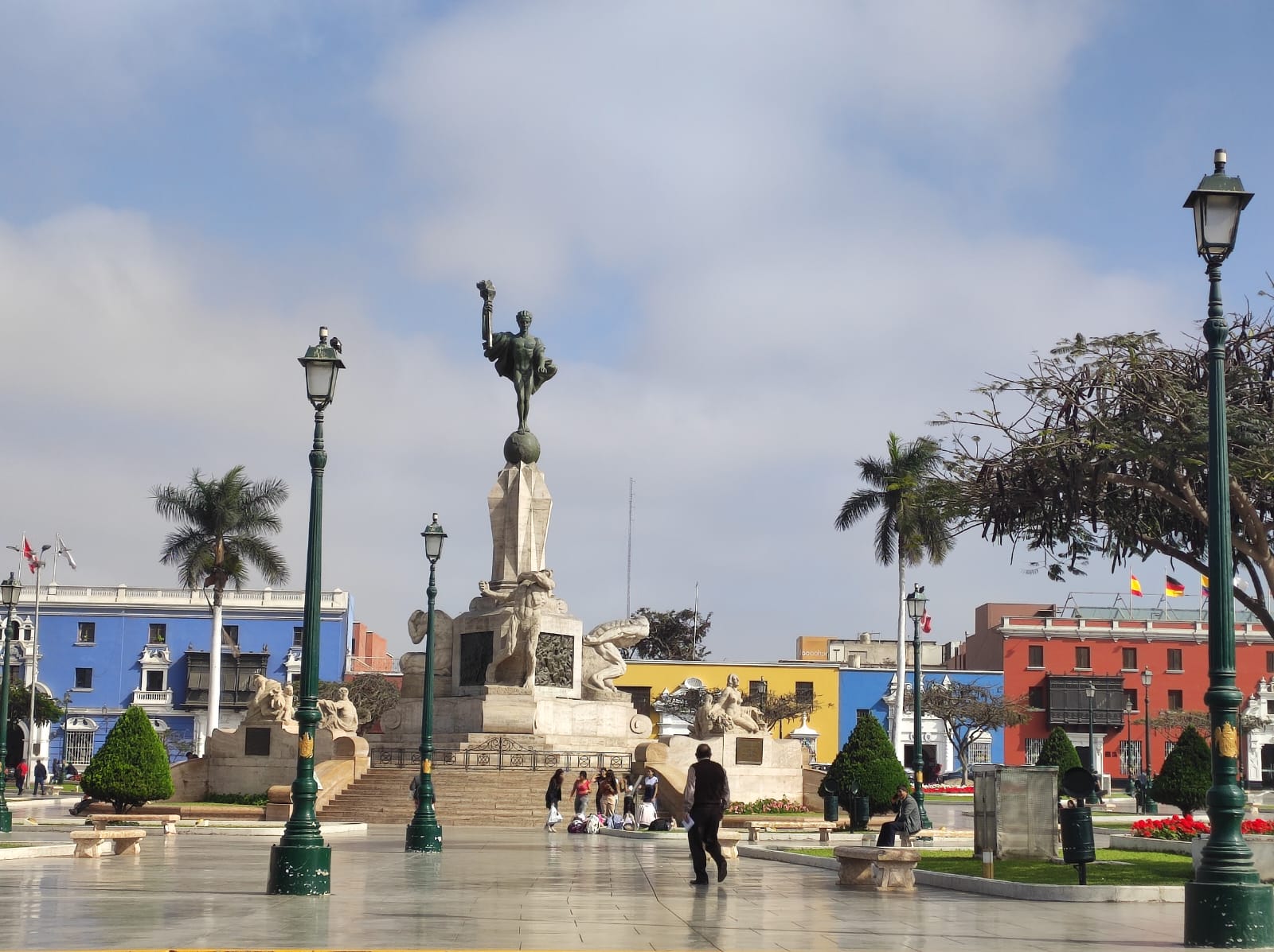 City tours Trujillo para visitar las casonas coloniales mas importantes del centro historico de trujillo y hacer todo los tours en trujillo