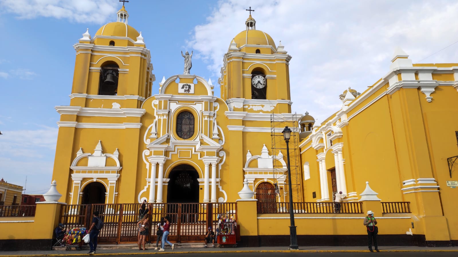 City tours Trujillo para visitar las casonas coloniales mas importantes del centro historico de trujillo y hacer todo los tours en trujillo